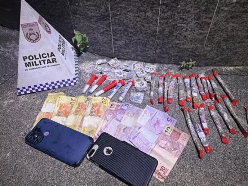 Ação da PM coloca 2 homens atrás das grades por tráfico de drogas em Rio das Ostras