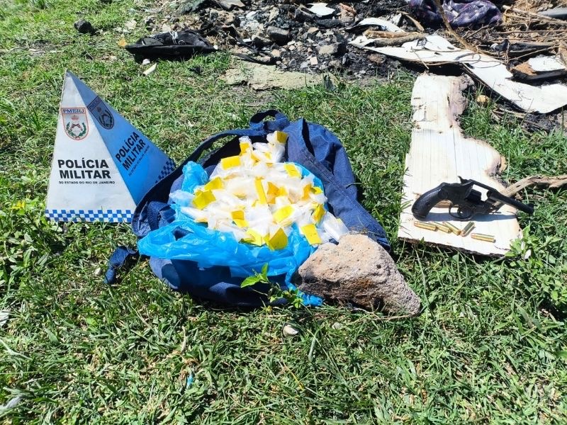 Polícia troca tiros com traficantes e apreende drogas em Rio das Ostras
