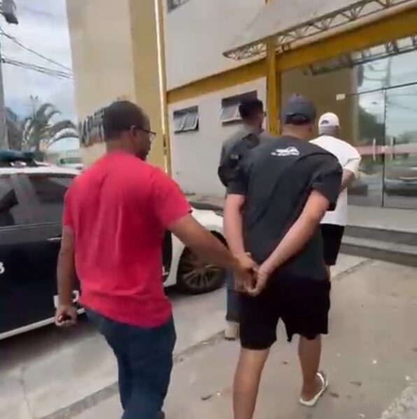 Polícia Civil prende dois suspeitos de tráfico no bairro Aroeira, em Macaé