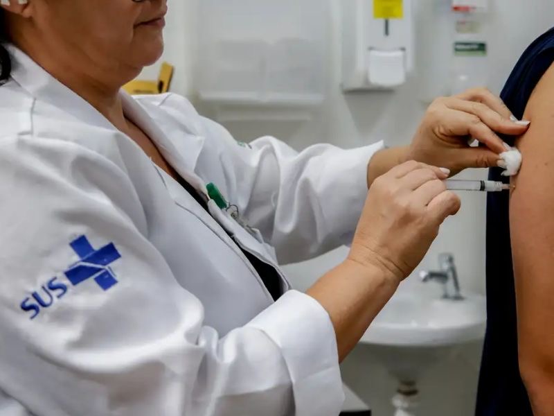 Postos de saúde de Silva Jardim vacinam contra influenza e coronavírus