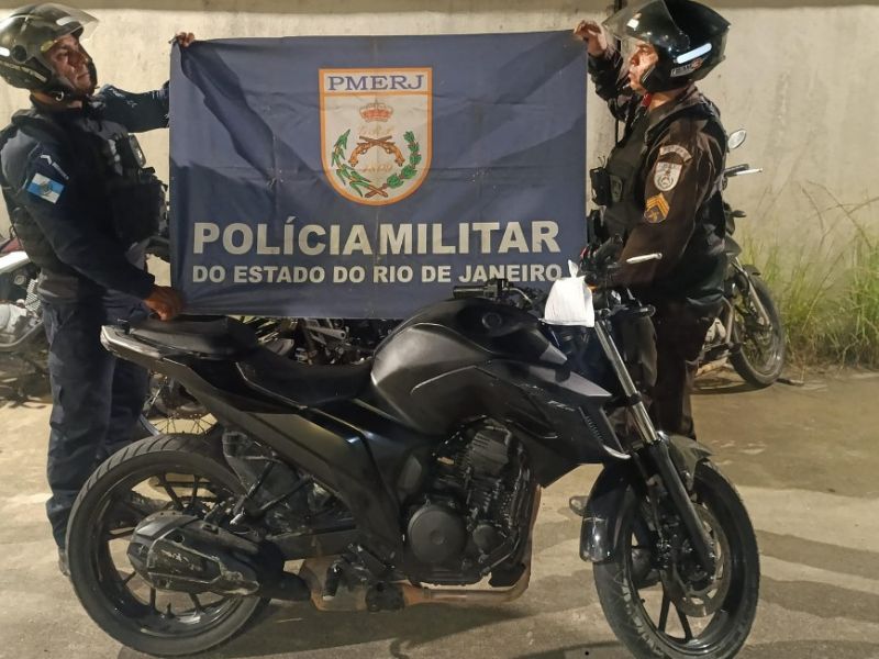 Polícia prende homem com extensa ficha criminal por guiar moto sem placa em Rio das Ostras