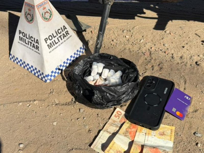 Dupla com cocaína tenta fugir da PM, cai e acaba atrás das grades em Rio das Ostras