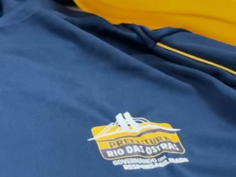 Prefeito lembra “bagunça” da gestão anterior em lançamento de novo uniforme escolar de Rio das Ostras