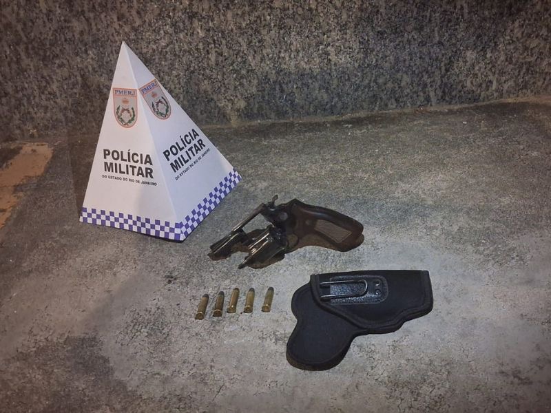 Polícia apreende revólver calibre .38 durante ação no Carnaval em Casimiro de Abreu