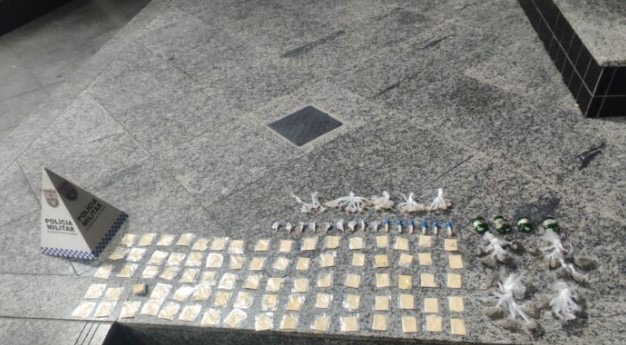 PM realiza cerco estratégico e apreende cocaína, maconha e crack em Campos