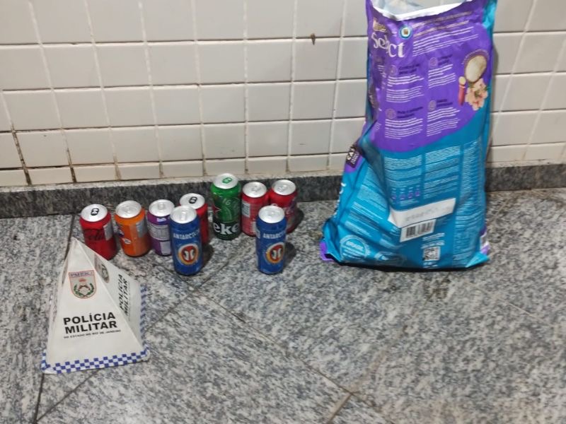 Ação da PM prende homem por furto de bebidas em loja em Rio das Ostras