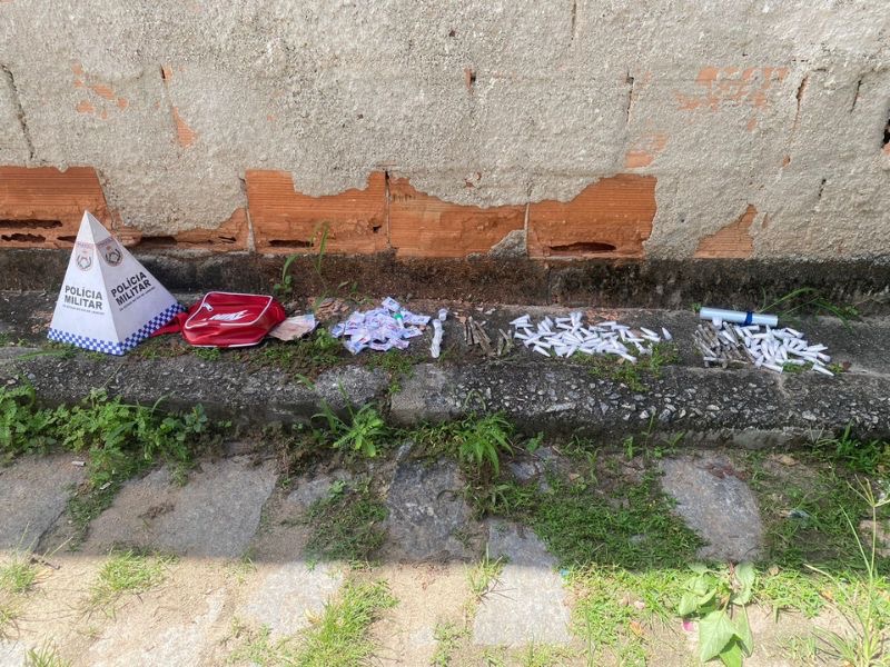 Polícia prende mulher e adolescente com quase 1kg de drogas em Rio das Ostras