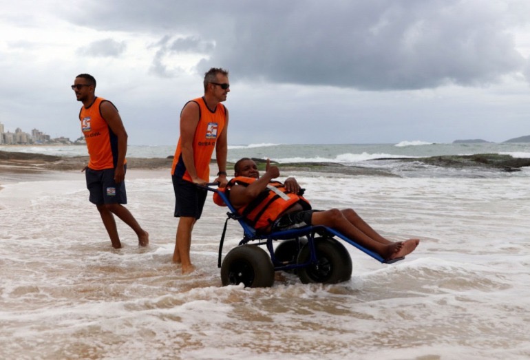 Sem inscrição prévia, Projeto Verão para Todos amplia acesso ao mar em Macaé