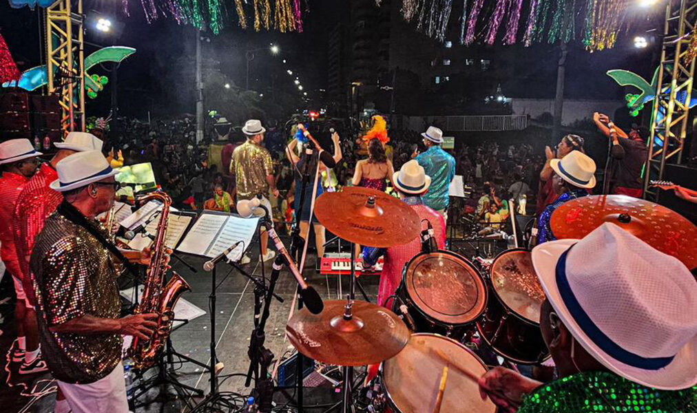 Cortejo de bonecos gigantes marca abertura do Carnaval 2026 em Macaé