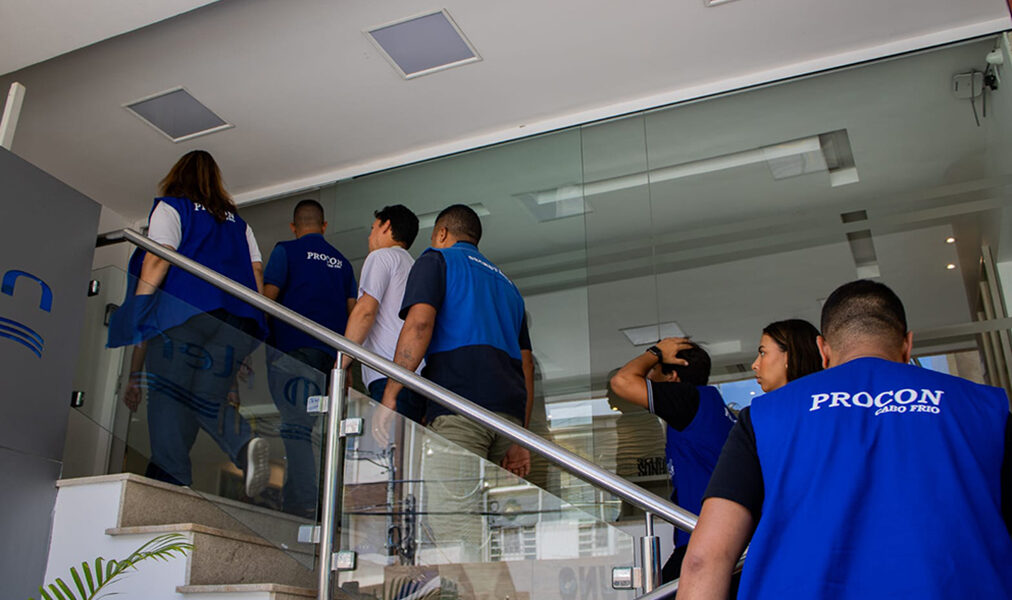 Ação preventiva em Cabo Frio mira segurança de jovens em hotéis da Praia do Forte e Passagem