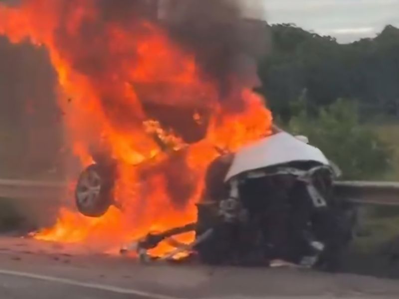 Carros batem na BR-101 e provocam incêndio na altura de Silva Jardim; uma pessoa morreu