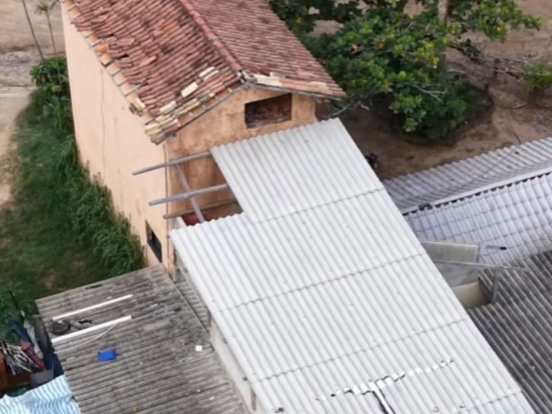 Rio das Ostras cumpre decisão judicial e inicia demolição de quiosque irregular na Praia da Joana