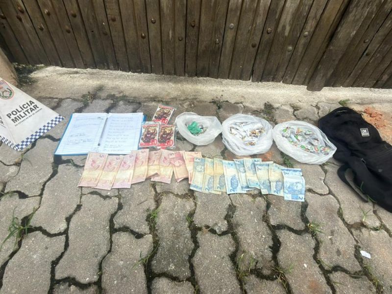 Ação do 32º BPM coloca traficante com mochila de drogas atrás das grades em Rio das Ostras