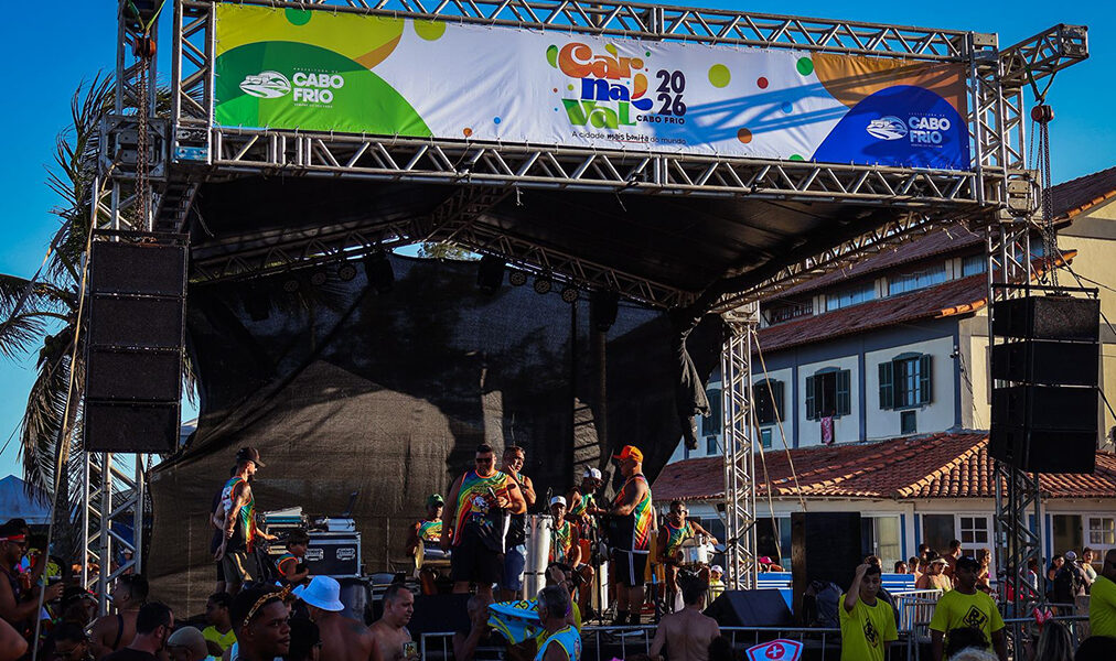 Carnaval 2026 movimentou bairros de Cabo Frio com blocos e trios elétricos na segunda-feira
