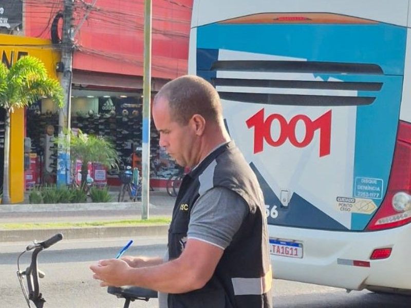 Ação em frente à rodoviária fiscaliza transporte de passageiros em Rio das Ostras