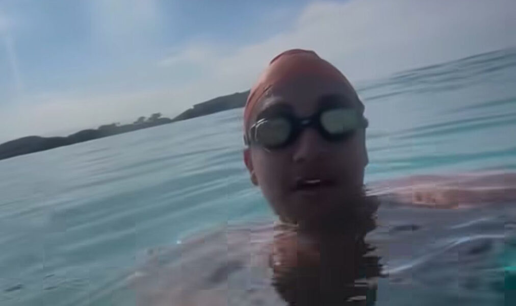 Praia do Forte registra caso de honestidade após celular ser encontrado no fundo do mar