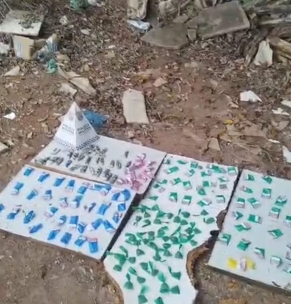 PM estoura ponto de tráfico e recolhe dezenas de cápsulas e tiras de maconha