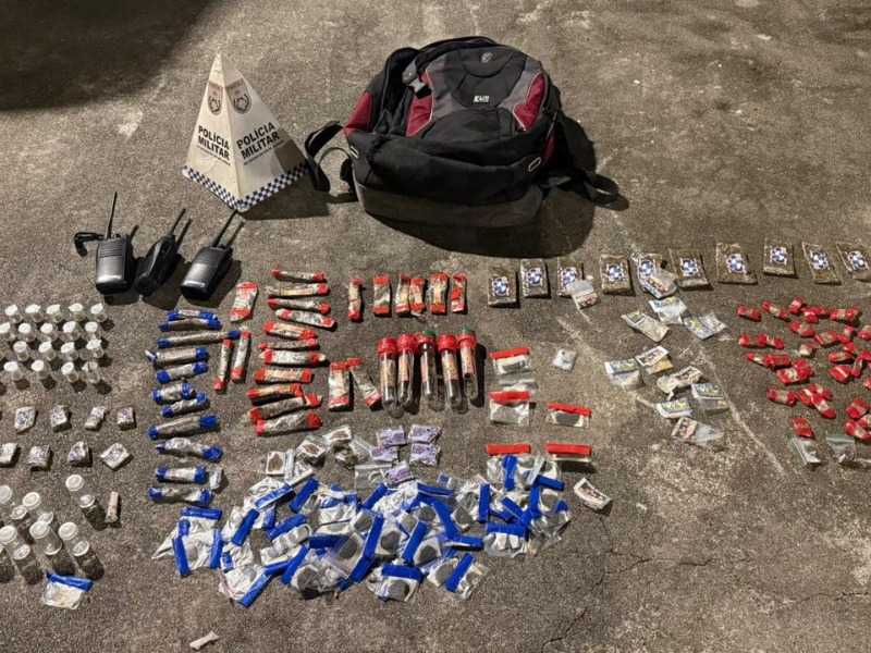 Ação da PM resulta em grande apreensão de drogas e prejuízo ao tráfico em Rio das Ostras