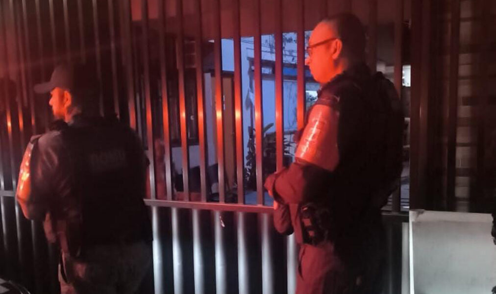 Homem suspeito de estupro é detido com arma na Praia dos Anjos em Arraial do Cabo