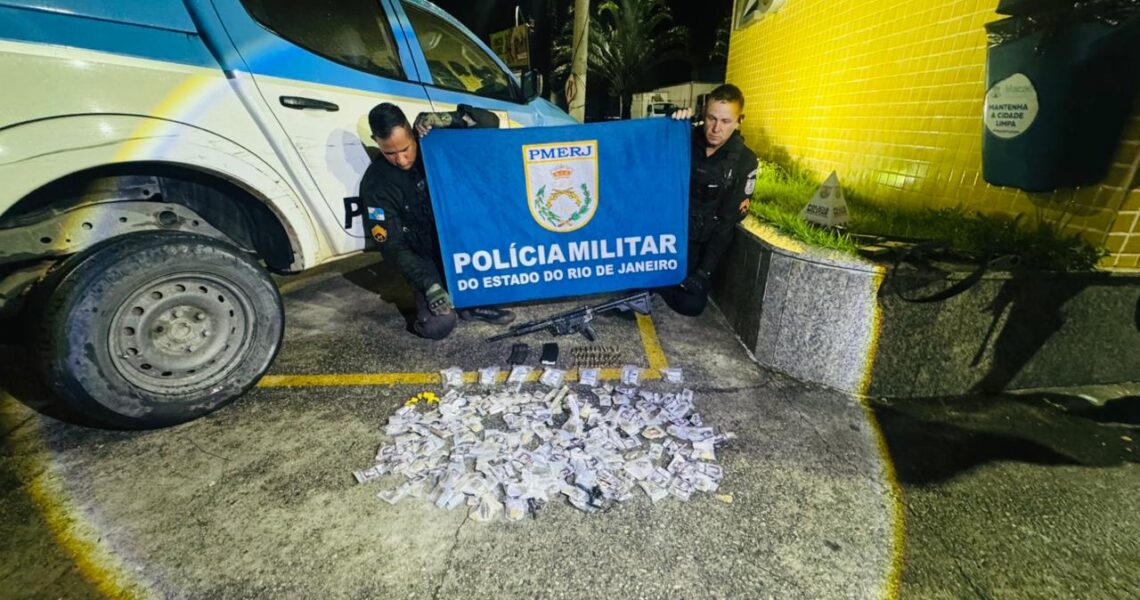 Operação policial encontra fuzil, munições e drogas em Macaé
