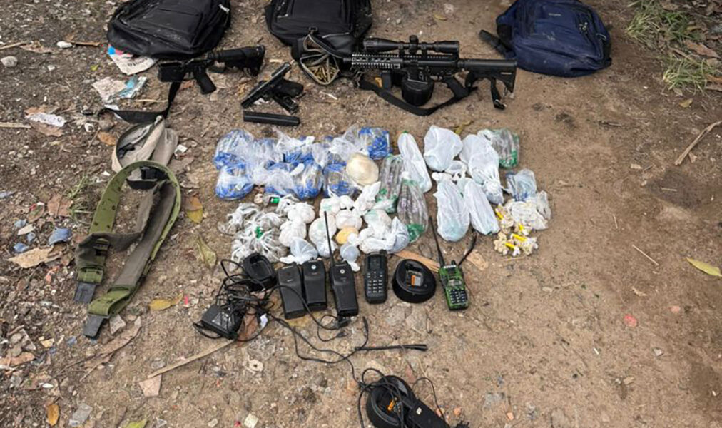 Fuzil de uso militar é apreendido pela PM após confronto com traficantes em Macaé