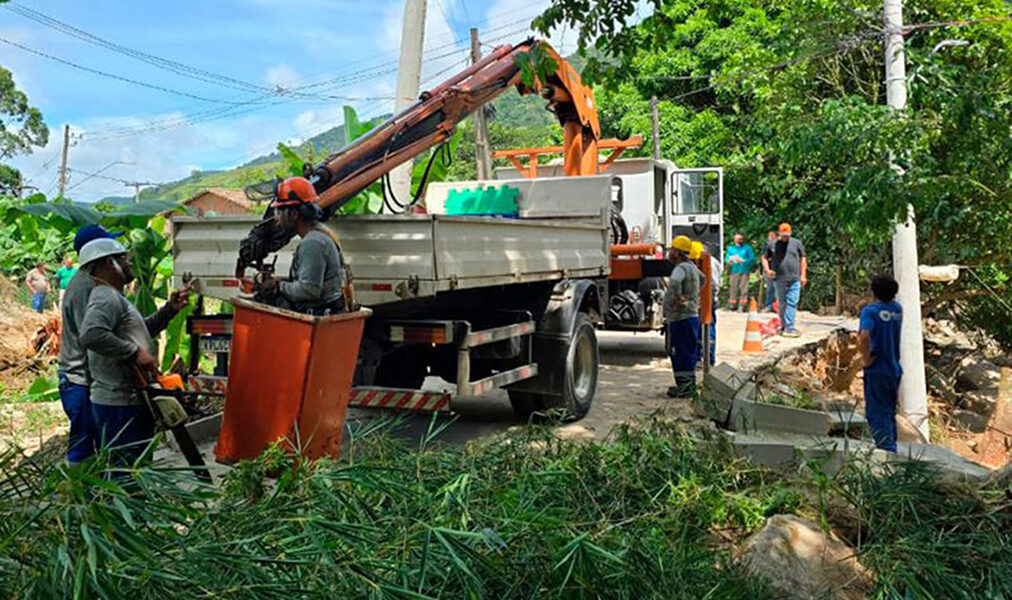 Força-tarefa trabalha o dia inteiro no domingo para liberar acessos na serra de Macaé