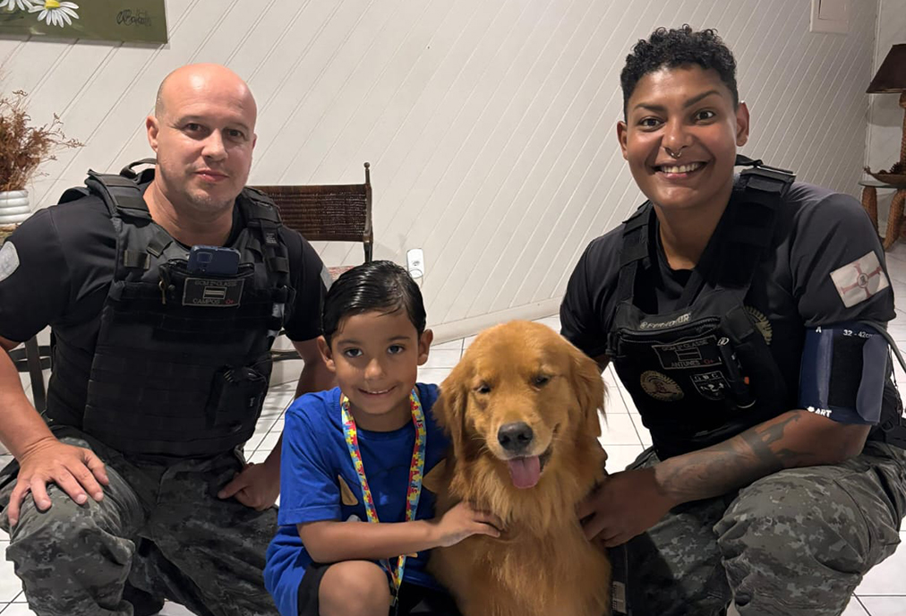 Cão do GOC transforma aniversário de criança autista em momento de emoção em Cabo Frio