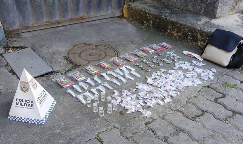 Ação da PM apreende grande quantidade de drogas em Rio das Ostras; um adolescente foi detido