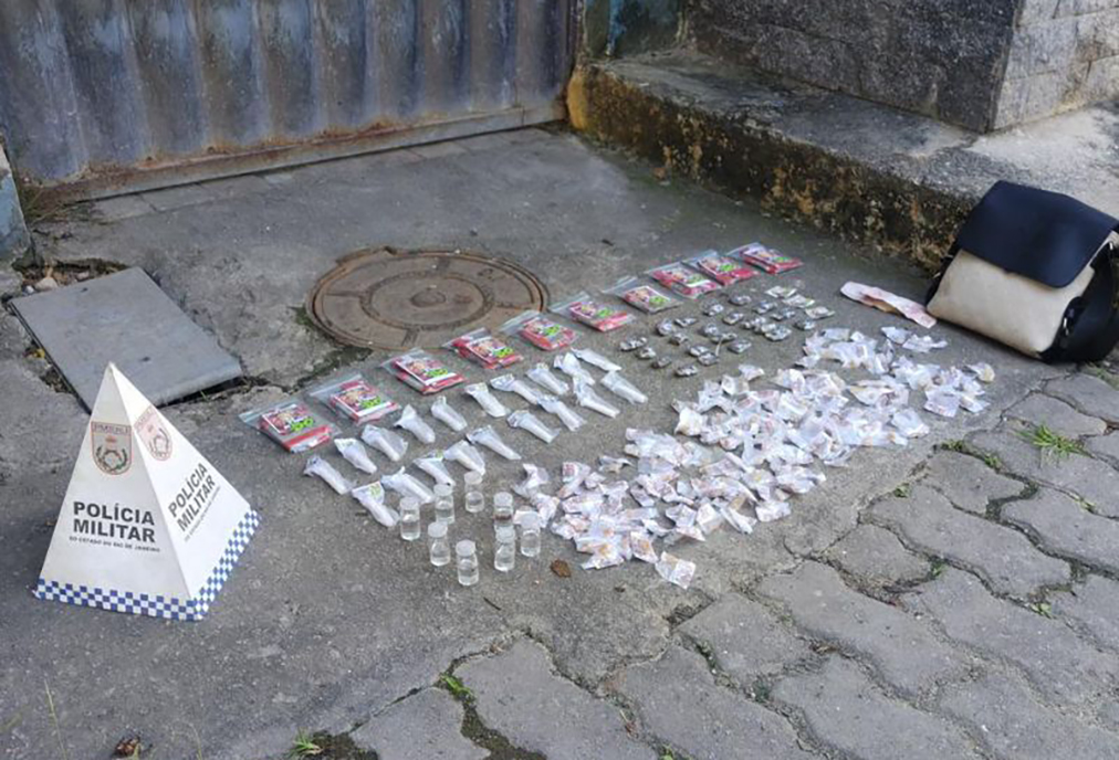 Ação da PM apreende grande quantidade de drogas em Rio das Ostras; um adolescente foi detido