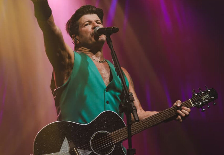 Paulo Ricardo fecha Arraial BBQ Festival no Barcelão em Arraial do Cabo