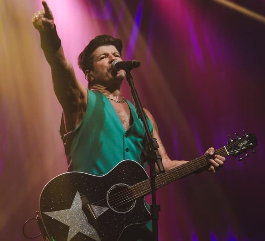 Paulo Ricardo fecha Arraial BBQ Festival no Barcelão em Arraial do Cabo