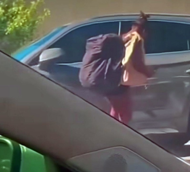 Mulher tenta invadir carros com cadarço em área turística de Cabo Frio