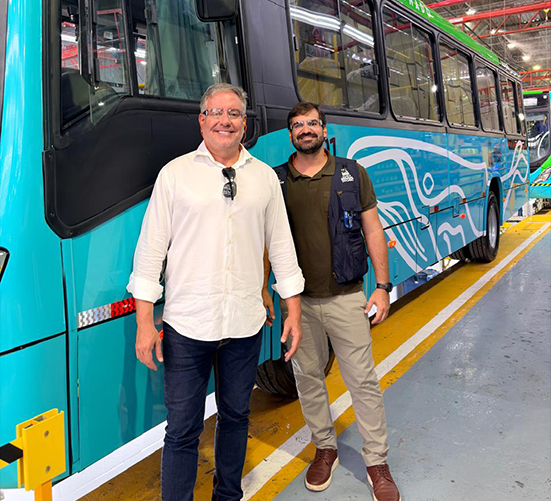Arraial do Cabo acompanha produção de novos ônibus em fábrica no Sul do país