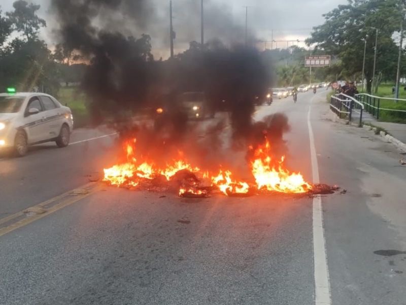 Polícia atua na liberação de ruas de Macaé depois de protestos por morte de motoboy nesse domingo, 22