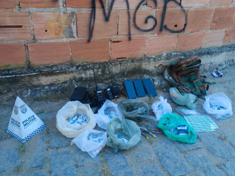 Denúncias levam PM a prender 5 pessoas por tráfico em bairros de Rio das Ostras