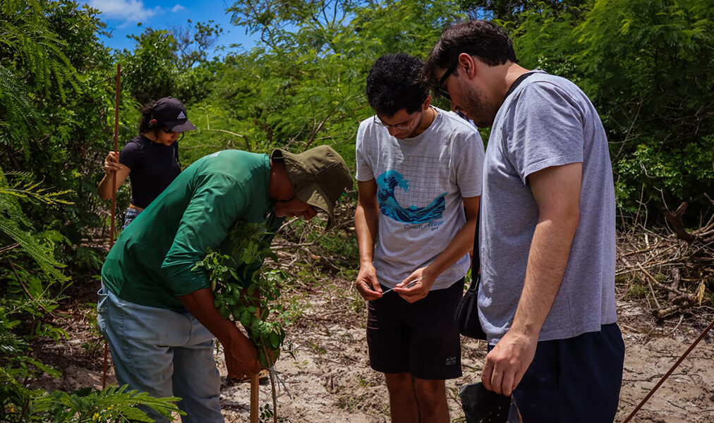 Ação ambiental reúne universitários e fortalece preservação no parque municipal em Cabo Frio