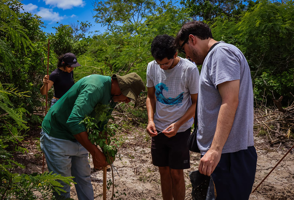 Ação ambiental reúne universitários e fortalece preservação no parque municipal em Cabo Frio