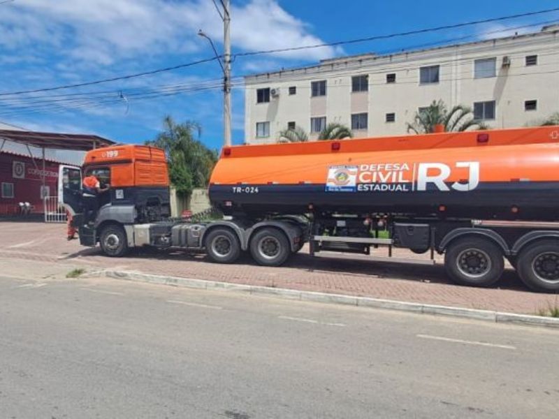 Bairros alagados de Rio das Ostras recebem auxílio de caminhão-tanque do Estado