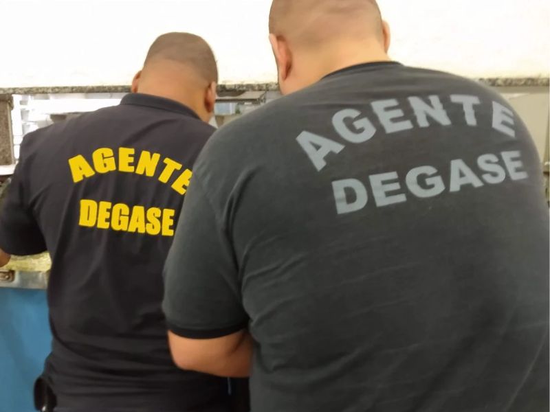 Jovem de 15 anos fugitivo do DEGASE é detido em lanchonete em Macaé