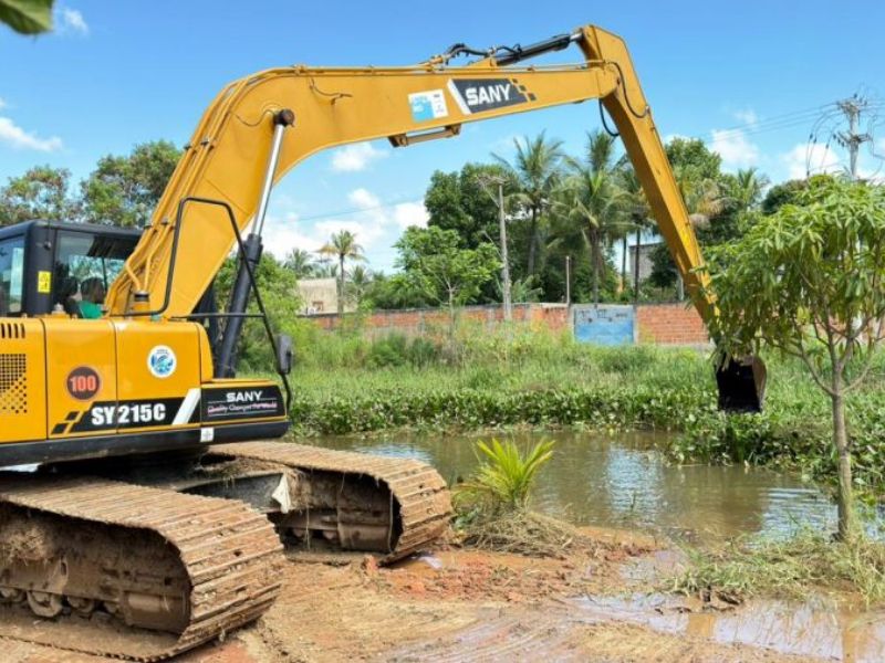 Prefeitura investe em limpeza de canais em áreas afetadas pelas chuvas em Rio das Ostras