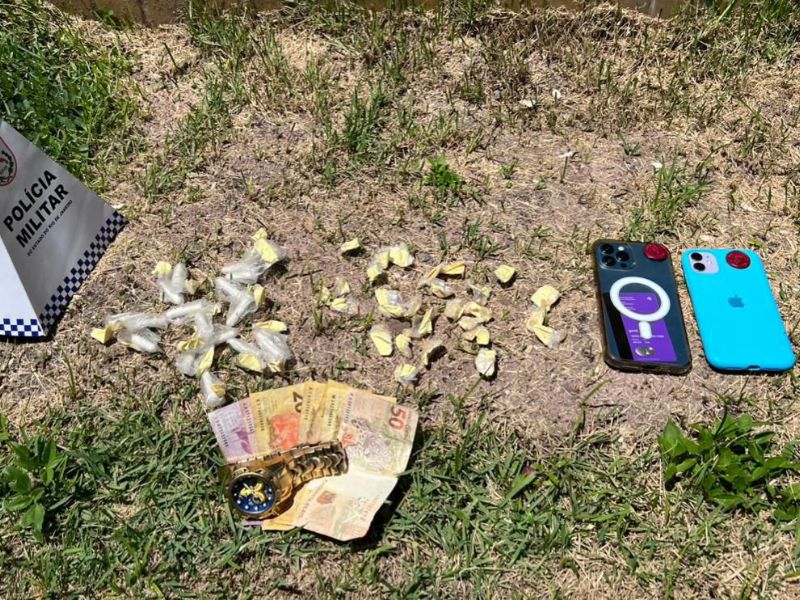 Ação da PM apreende jovens que vendiam drogas em comunidade de Macaé