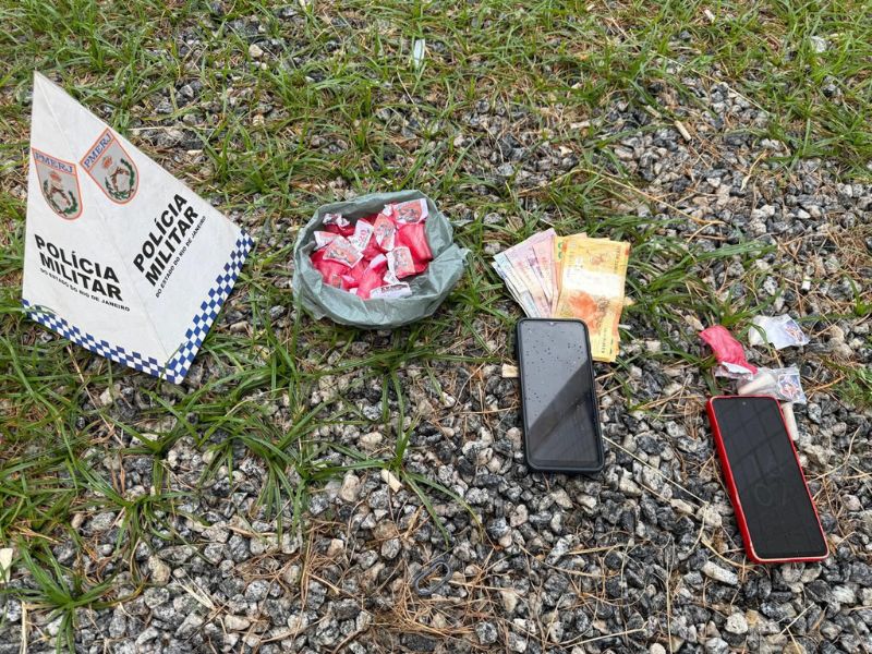 Polícia prende homem vendendo drogas em esquina do Lagomar, em Macaé