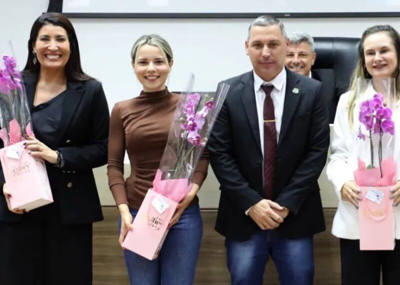 Vereadoras de Macaé são homenageadas na Câmara com flores e aprovação de matérias