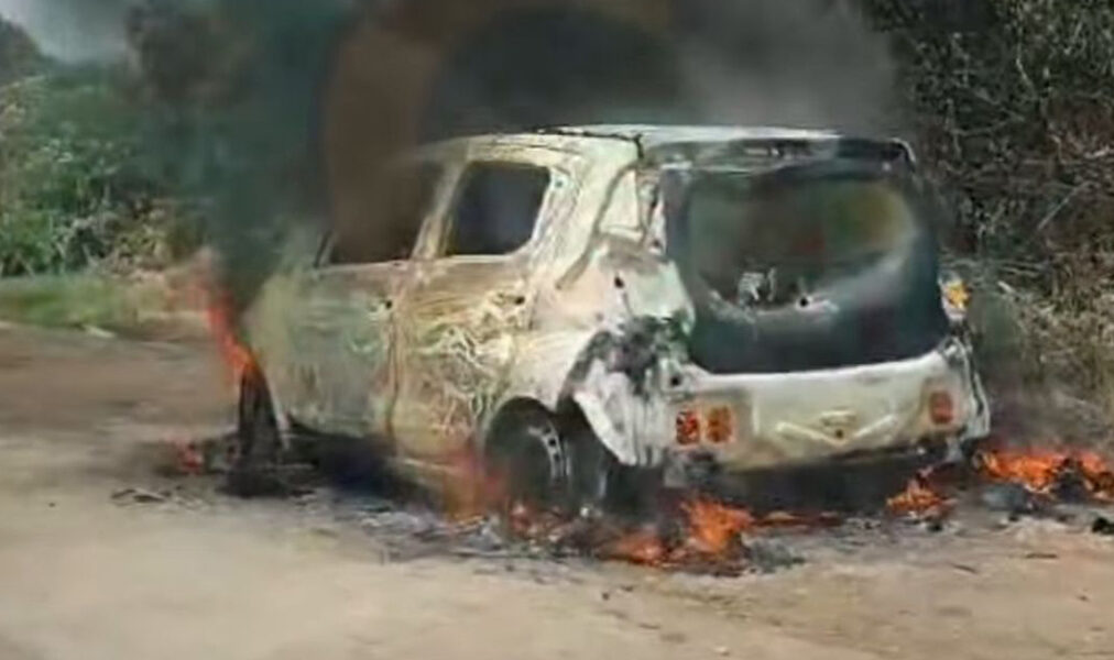 Carro em chamas provoca congestionamento na entrada do Peró em Cabo Frio