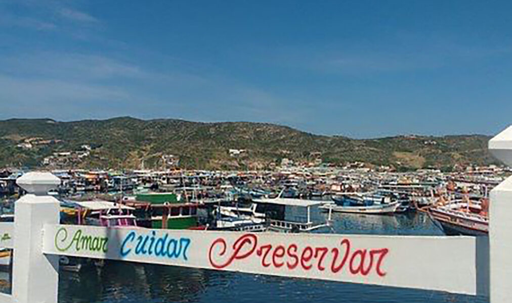 Arraial do Cabo registra movimento intenso na Marina dos Pescadores em dia de sol