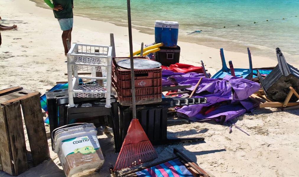 Arraial do Cabo intensifica fiscalização e retira toneladas de materiais irregulares da Praia do Forno