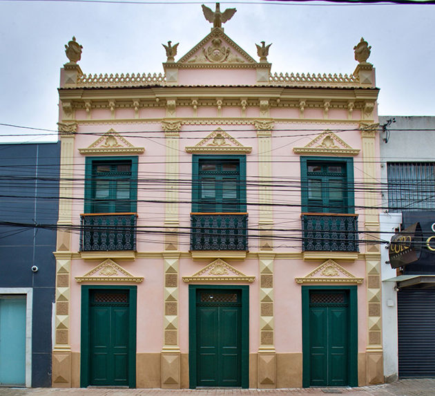 Exposição de alunos ocupa Palácio das Águias e destaca arte como ferramenta social em Cabo Frio