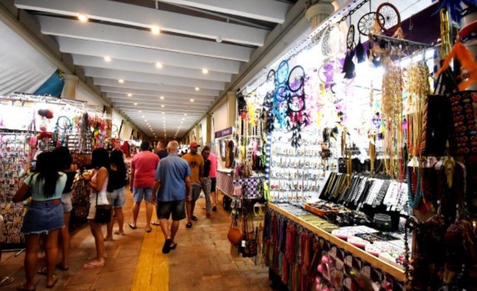 Praça Santos Dumont recebe feira que celebra identidade caiçara em Búzios