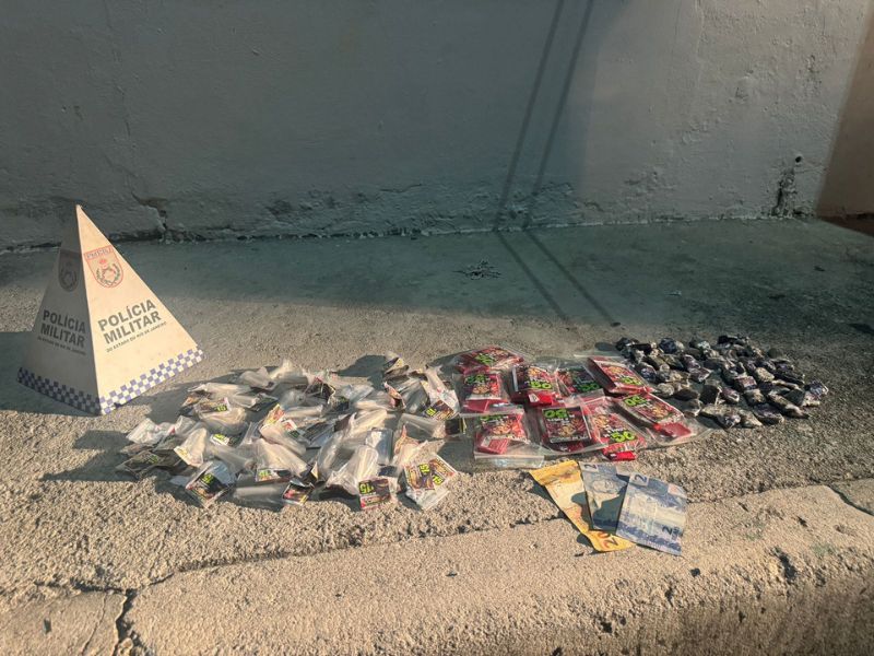 Polícia prende homem e detém adolescente de 16 anos por tráfico em Rio das Ostras