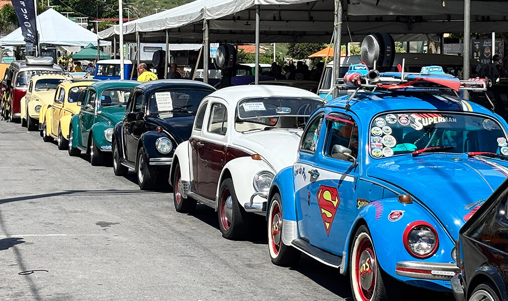 Carros clássicos movimentam orla de Arraial do Cabo em exposição especial